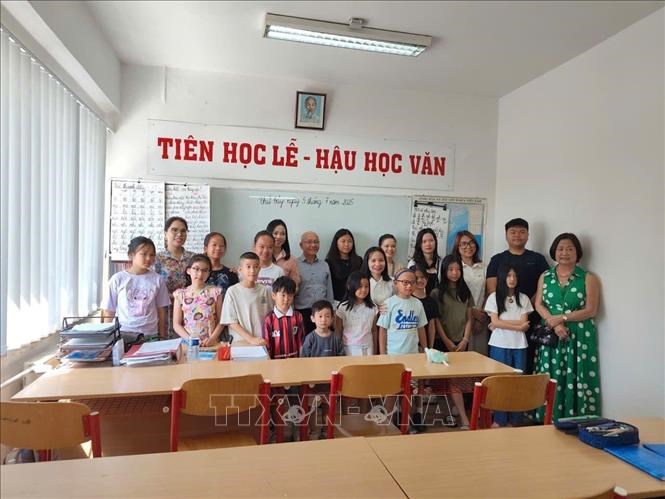 Đại diện ban tổ chức, phụ huynh và các học sinh chụp ảnh kỷ niệm tại lễ khai giảng.