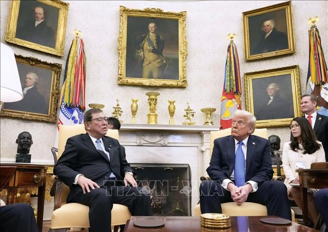Tổng thống Mỹ Donald Trump (phải) và Thủ tướng Nhật Bản Shigeru Ishiba tại cuộc gặp ở Nhà Trắng, Washington D.C., ngày 7.2. Ảnh: Kyodo/TTXVN