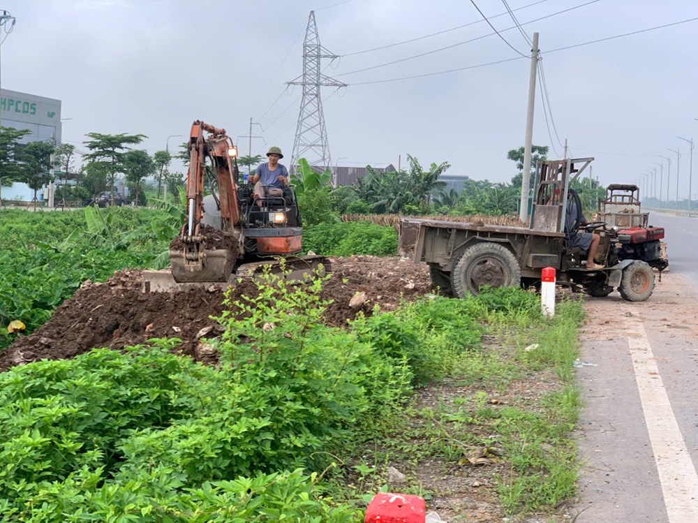 Lực lượng chức năng tuyên truyền, vận động, yêu cầu các hộ dân trả lại hiện trạng đất ban đầu. Ảnh: Phương Sáu