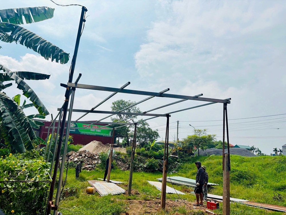 Lực lượng chức năng ra quân xử lý, yêu cầu các hộ dân trả lại hiện trạng đất ban đầu. Ảnh: Phương Sáu