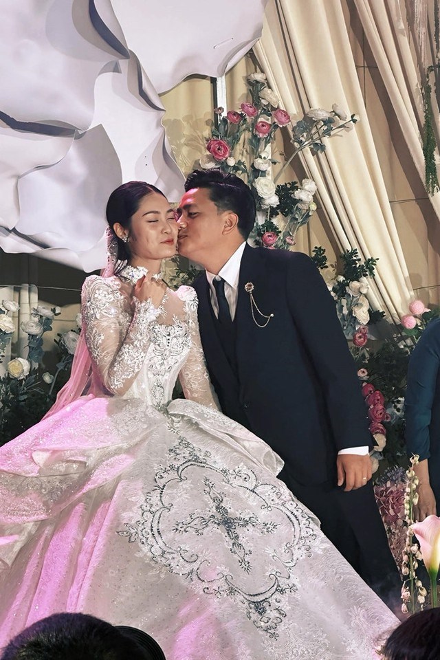 Nông Thúy Hằng và chồng trong đám cưới. Ảnh: Vo Hoang Anh
