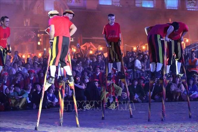Biểu diễn cà kheo tại lễ hội Ommegang.