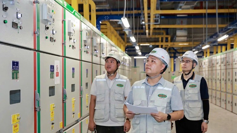 Kiểm tra chất lượng các tủ điện trung thế sau khi lắp đặt và đưa vào sử dụng tại Nhà ga T3, Sân bay quốc tế Nội Bài. (Ảnh: Á CHÂU)