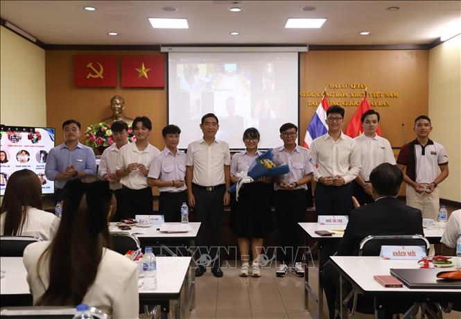 Đại sứ Phạm Việt Hùng chụp ảnh lưu niệm với Ban chấp hành Hội Sinh viên Việt Nam tại Thái Lan khóa IV - nhiệm kỳ 2025-2028. Ảnh: Đỗ Sinh/TTXVN