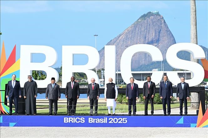 Lãnh đạo các nước BRICS chụp ảnh chung tại Hội nghị thượng đỉnh BRICS ở Rio de Janeiro, Brazil, ngày 6.7.2025. Ảnh: THX/TTXVN