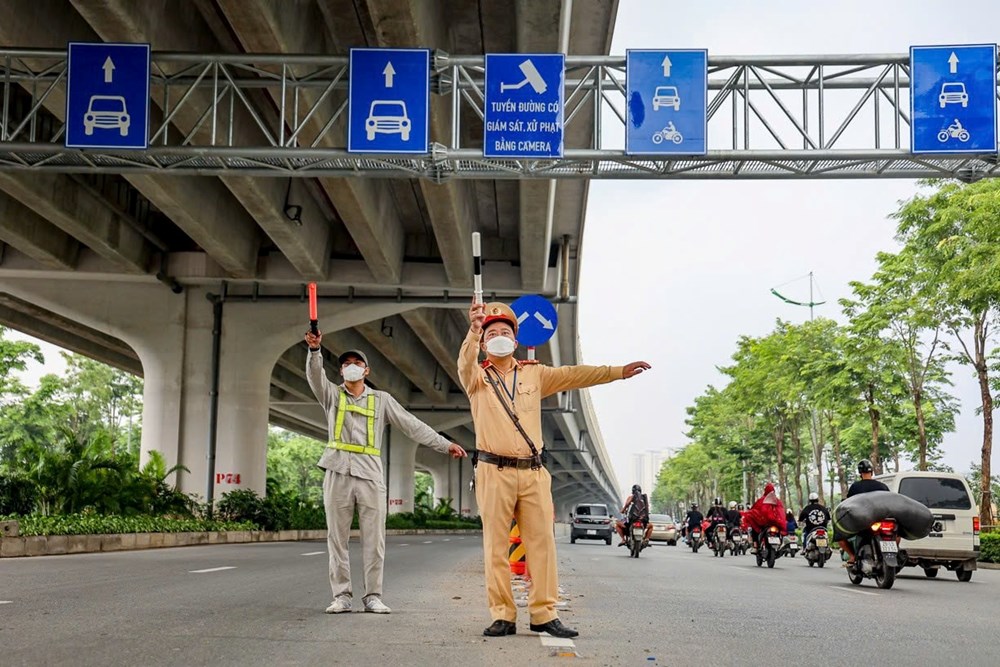 Cảnh sát giao thông phối hợp với các đơn vị liên ngành phân luồng, hướng dẫn người dân di chuyển đúng làn đường. Ảnh: TN