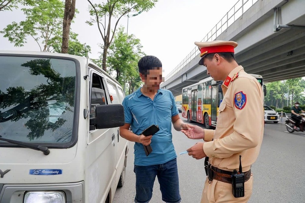 Xử lý trường hợp dừng, đỗ xe sai quy định. Ảnh: TN