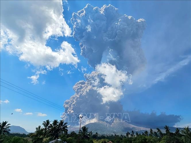 Tro bụi phun lên từ núi lửa Lewotobi Laki-Laki ở Đông Flores, Đông Nusa Tenggara, Indonesia, ngày 07.07.2025. Ảnh: THX/TTXVN