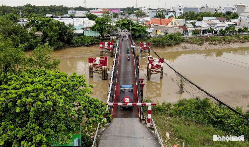 Cầu Rạch Tôm nhỏ hẹp đang phải gánh một lượng lớn phương tiện lưu thông, kể cả xe tải, xe ô tô. Ảnh: M.Tuấn