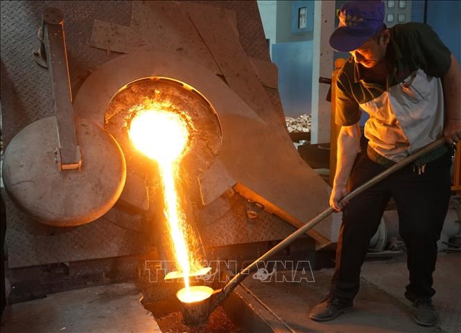 Công nhân làm việc tại nhà máy sản xuất đồng ở tỉnh Hà Bắc, Trung Quốc. Ảnh tư liệụ: THX/TTXVN