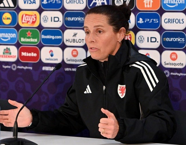 Rhian Wilkinson, huấn luyện viên trưởng đội tuyển nữ Xứ Wales tại họp báo. (Ảnh: Chris Ricco/Uefa/Getty Images)