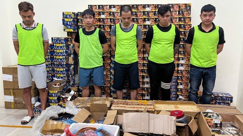 Các đối tượng liên quan cùng tang vật.