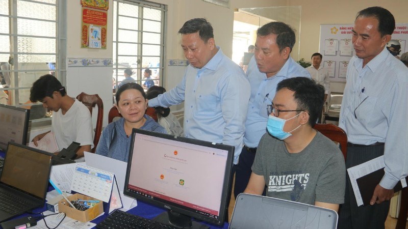 Thứ trưởng Tư pháp Nguyễn Thanh Ngọc (đứng ngoài cùng bên trái) khảo sát việc thực hiện chính quyền 2 cấp ở Cần Thơ. (Ảnh: ĐÌNH THƯƠNG)