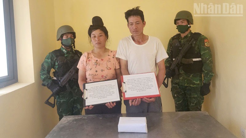 Đối tượng Lường Văn Ngoan và Tòng Thị Mầng cùng tang vật.