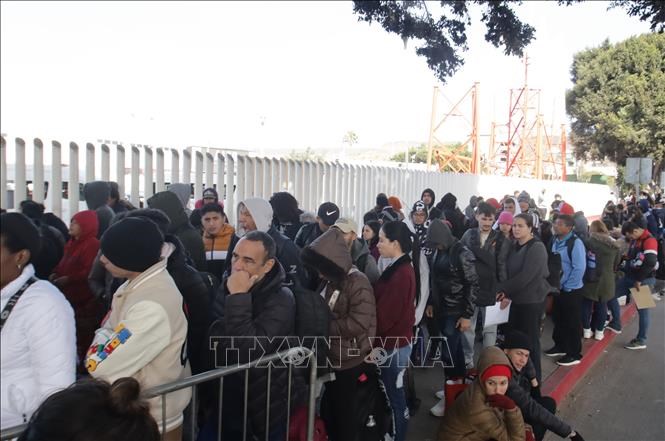 Người di cư tại trạm kiểm soát Chaparral ở Tijuana, Mexico. Ảnh: THX/TTXVN