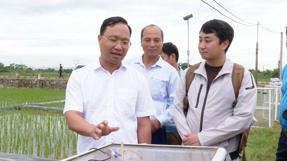 Bí thư Đảng uỷ, Chủ tịch HĐND xã Nguyễn Tiến Thiết trao đổi với ông Takai Yusuke, Giám đốc điều hành Công ty TNHH Faeger Việt Nam về mô hình canh tác giảm phát thải. Ảnh Phùng Lương