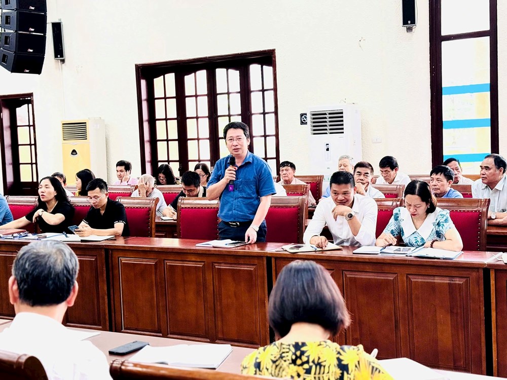 Đại diện các phòng, ban chuyên môn tham gia trao đổi, thảo luận. Ảnh: Thanh Hồng