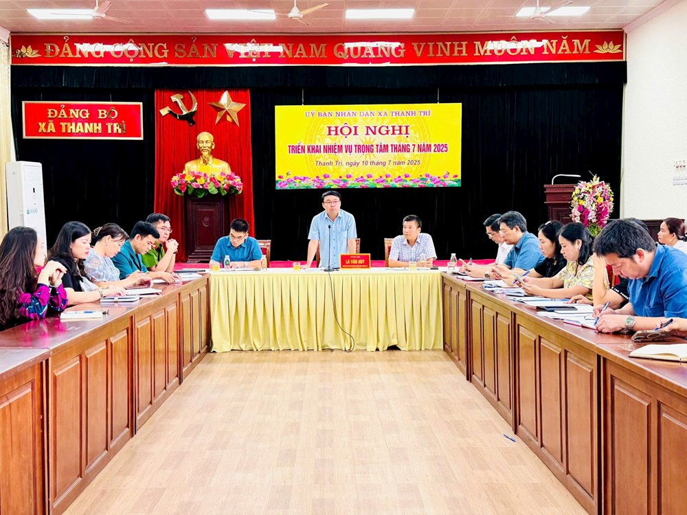 Chủ tịch UBND xã Thanh Trì Lã Văn Huy phát biểu tại hội nghị. Ảnh: Thanh Hồng