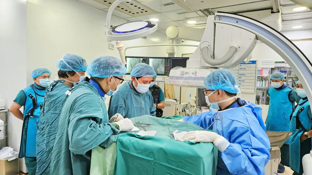 Ê-kíp cấy máy khử rung tự động ICD cho bệnh nhân