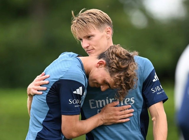 Max Dowman (trái) và Martin Odegaard (Ảnh: Arsenal FC/Getty Images)