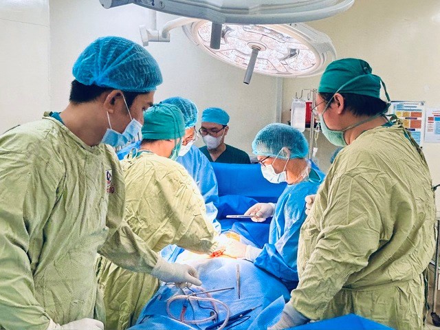 Các bác sĩ thực hiện ca ghép tạng thành công cho bệnh nhân, (Ảnh: BVCC).