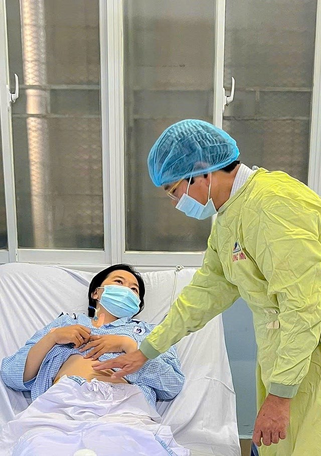 Bác sĩ thăm khám cho chị N.T.H.L. sau khi ghép tạng. (Ảnh: BVCC).