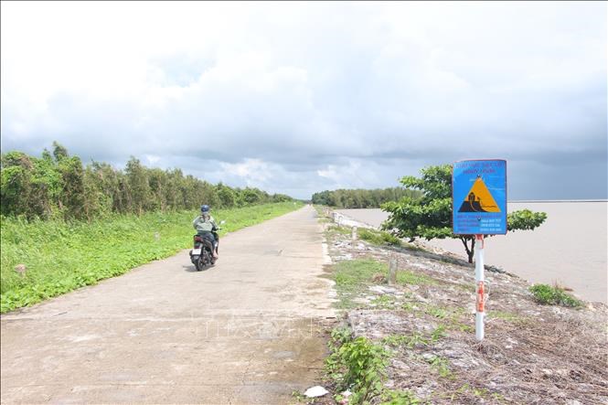 Tuyến đê biển Tây Cà Mau dài 108 km.