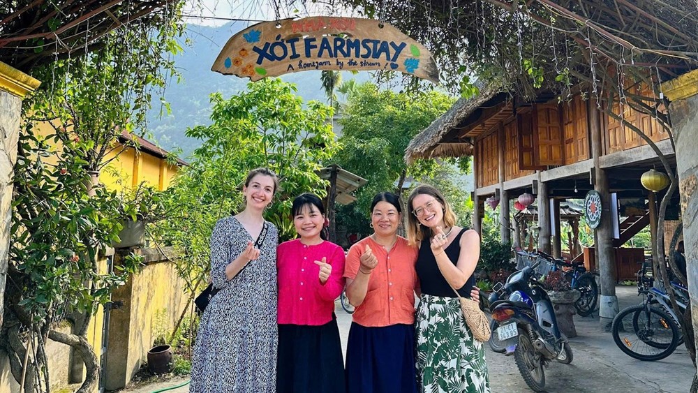 Du khách chụp hình lưu niệm tại Xới Farmstay.