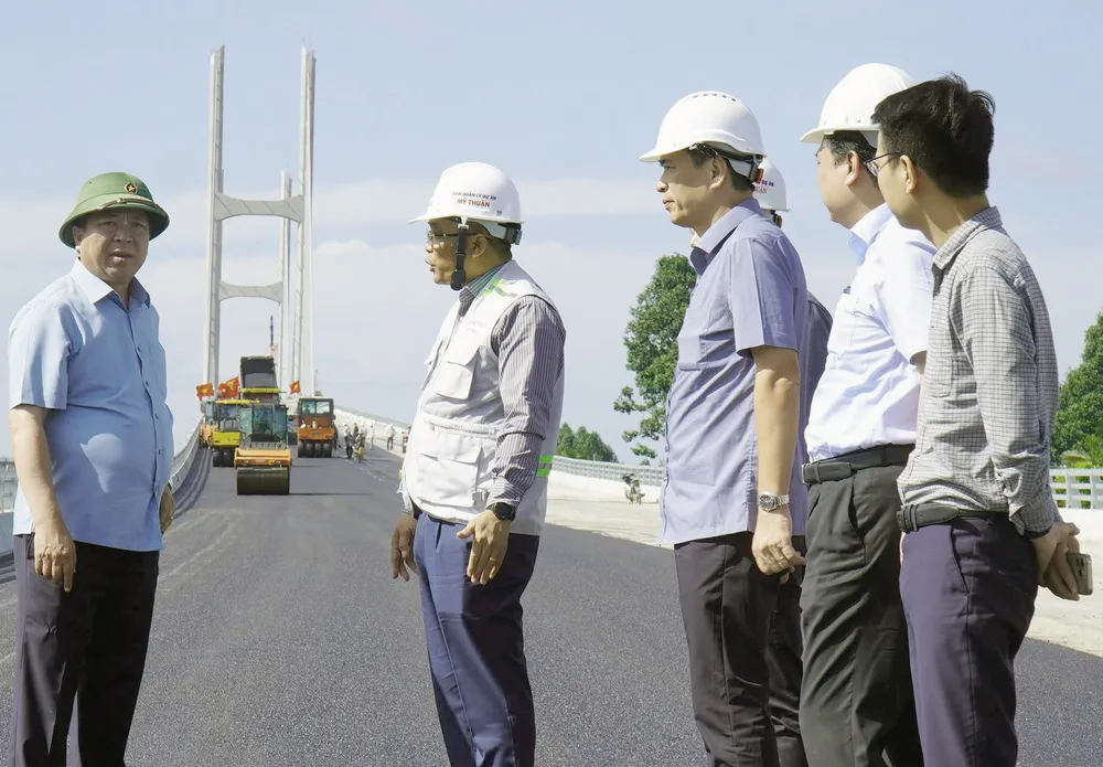 Bộ trưởng Bộ Xây dựng Trần Hồng Minh kiểm tra thực tế tại dự án cầu Rạch Miễu 2. Ảnh: MT