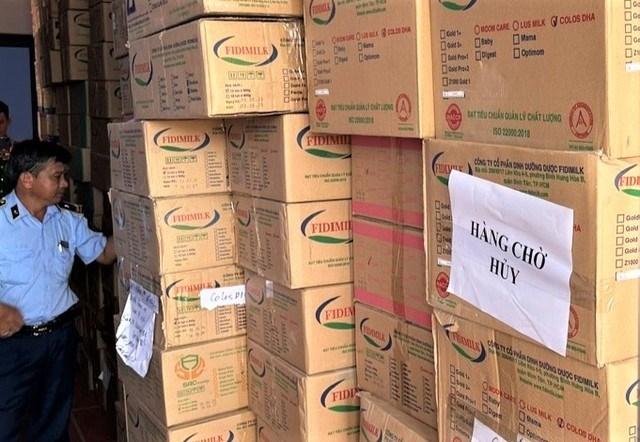 Lực lượng chức năng phát hiện, tạm giữ số lượng 963 thùng sữa các loại, tương đương 11.856 hộp, chủ cơ sở không xuất trình hóa đơn, chứng từ chứng minh nguồn gốc tại kho hàng trên địa bàn xã Tân Lân, huyện Cần Đước, tỉnh Long An (cũ).