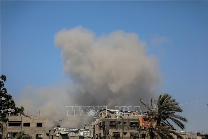 Khói bốc lên sau cuộc không kích của Israel xuống khu vực al-Tuffah, Dải Gaza. Ảnh: THX/TTXVN