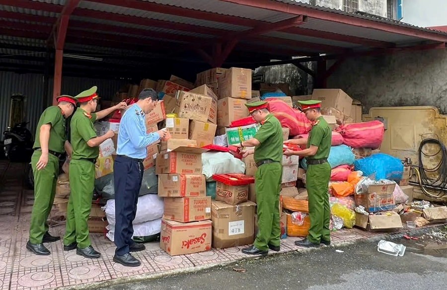 Lực lượng chức năng kiểm tra hàng hóa không bảo đảm điều kiện kinh doanh tại xã An Khánh. Ảnh: Đạt Lê