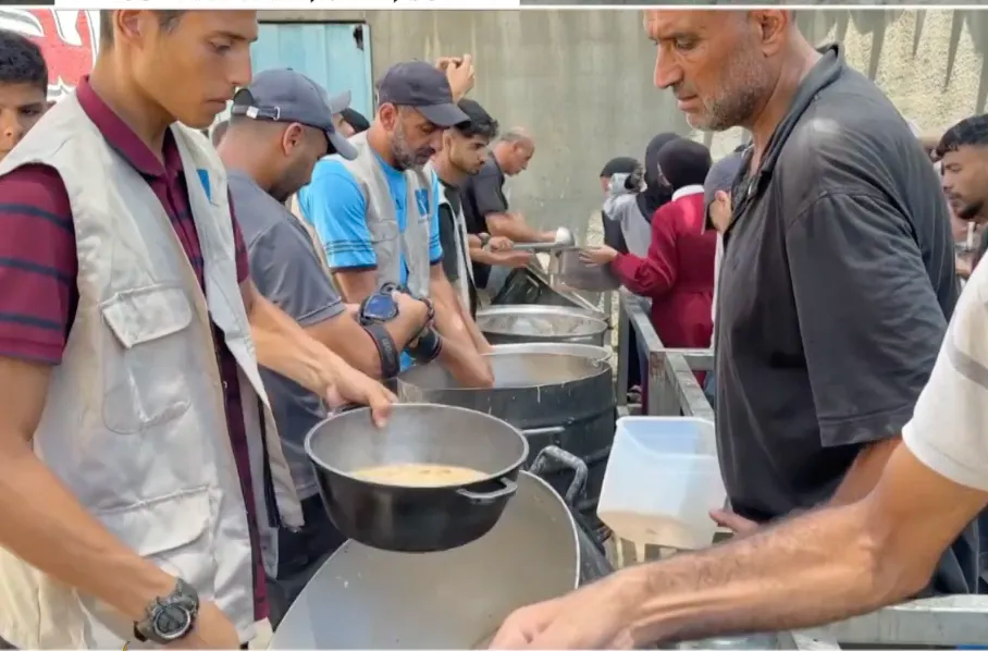 Người Palestine lấy thực phẩm cứu trợ tại Dải Gaza. Ảnh: AL JAZEERA