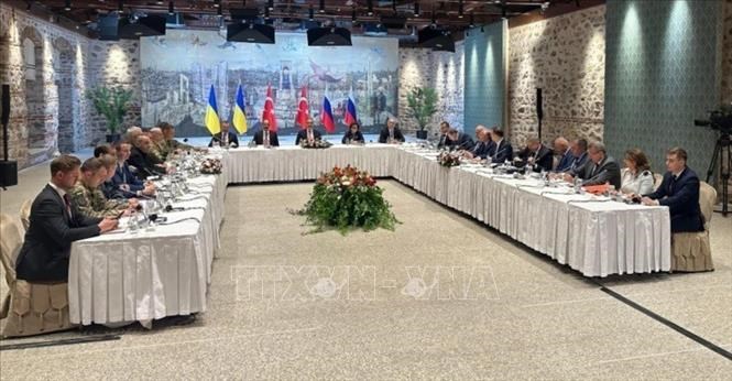Ngoại trưởng Thổ Nhĩ Kỳ Hakan Fidan (giữa) chủ trì cuộc họp giữa phái đoàn Nga và Ukraine tại Istanbul ngày 16.5.2025. Ảnh: BBC/TTXVN