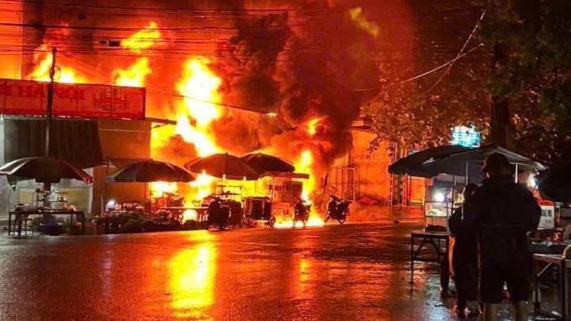 Thời điểm ngọn lửa bùng phát.