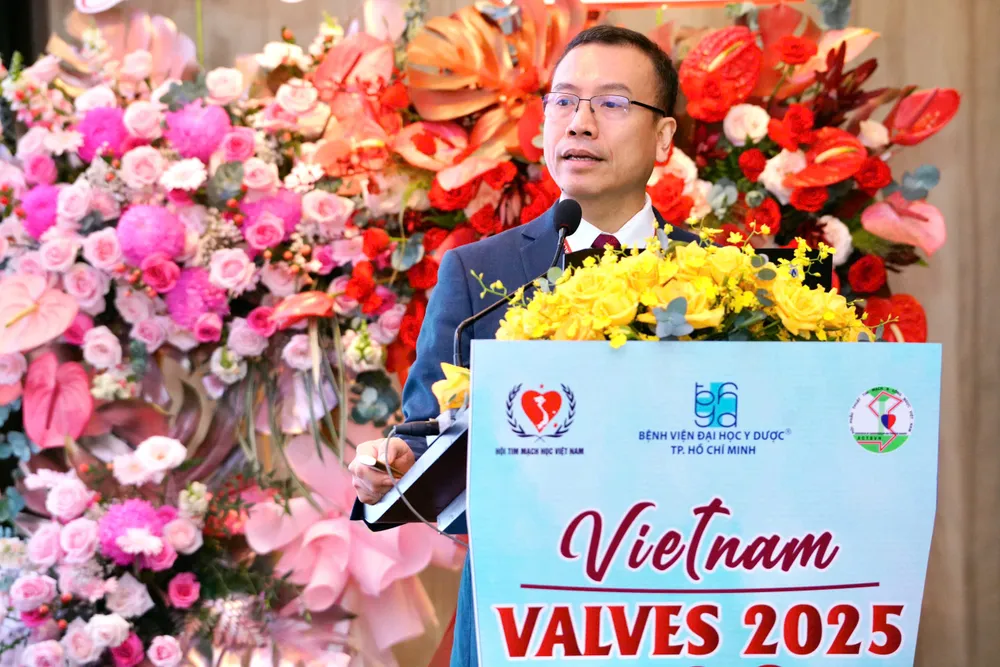 PGS-TS-BS Nguyễn Hoàng Định báo cáo tại hội nghị