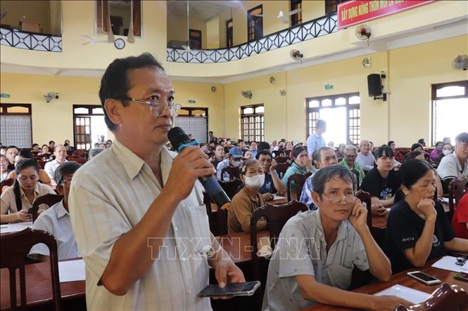 Người dân xã Tân Trụ, tỉnh Tây Ninh tham gia phát biểu ý kiến tại buổi họp.
