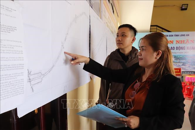 Người dân xã Tân Trụ, tỉnh Tây Ninh tìm hiểu Quy hoạch tỉnh lộ 827E.