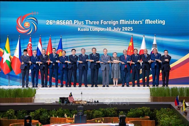 Trưởng đoàn các nước ASEAN+3 chụp ảnh tại Hội nghị Bộ trưởng Ngoại giao ASEAN+3<br>ở Kuala Lumpur, Malaysia. Ảnh: TTXVN phát