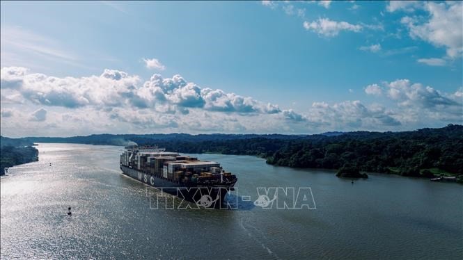 Tàu hàng di chuyển qua kênh đào Panama. Ảnh: THX/TTXVN