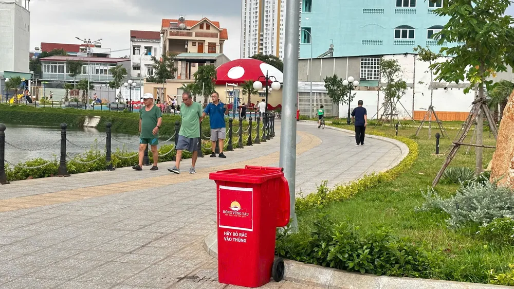 Toàn bộ rác thải bên trong và bên ngoài quanh thùng rác tại công viên Ao cá đã được thu gom, xử lý sạch sẽ, trả lại không gian thoáng đãng, văn minh