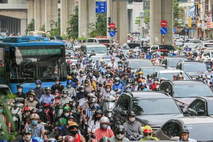 Phần lớn người dân Hà Nội vẫn sử dụng xe máy, ô tô chạy xăng làm phương tiện đi lại hàng ngày