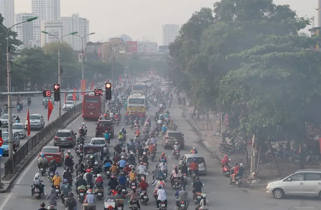 Ô nhiễm không khí ở Hà Nội có nguyên do số lượng xe máy, ô tô chạy xăng, dầu nhiều