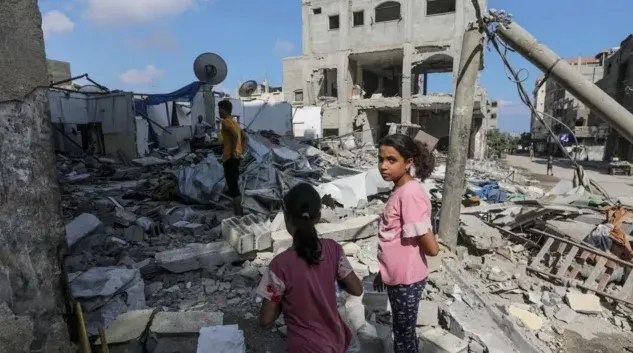 Bom đạn tàn phá Dải Gaza. Ảnh: EPA