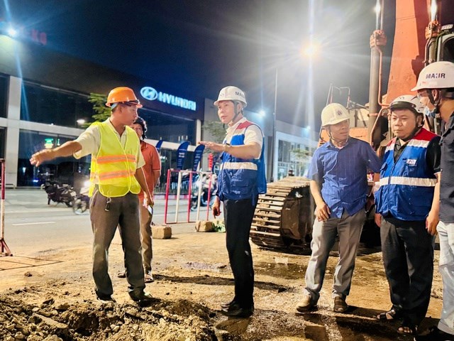Ông Phan Công Bằng (người thứ 4 từ phải qua), Trưởng Ban Quản lý Đường sắt đô thị Tp.HCM chỉ đạo tại hiện trường.