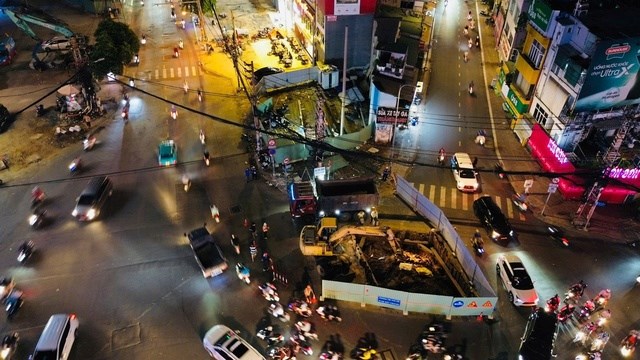 Liên quan đến vấn đề giao thông trong quá trình thi công, ông Bằng cho biết, lực lượng CSGT được bố trí thường trực tại các khu vực trọng điểm để điều tiết và đảm bảo an toàn cho người đi đường.