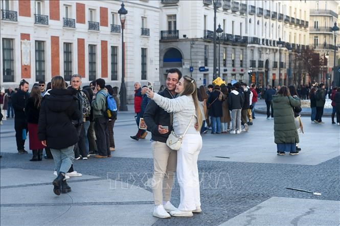Khách du lịch tại Madrid, Tây Ban Nha. Ảnh: THX/TTXVN