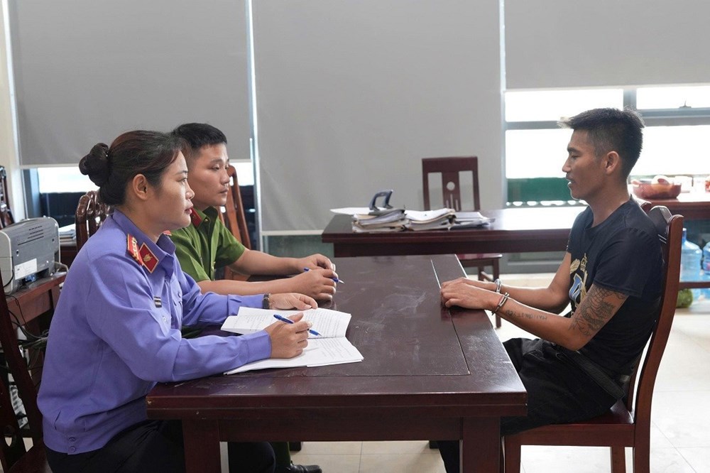 Cơ quan chức năng làm việc với Hà Văn Thìn, đối tượng cầm đầu đường dây vận chuyển trái phép chất ma túy. (Ảnh: CANA)