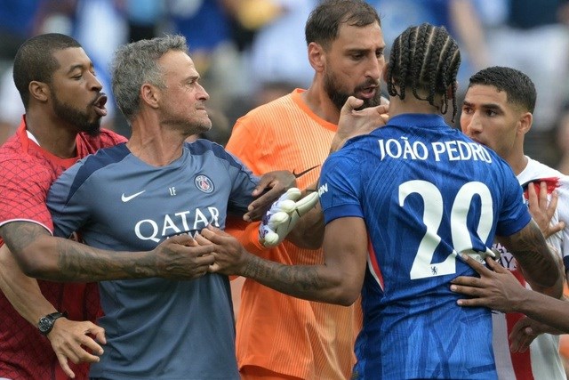 HLV Luis Enrique tát Joao Pedro sau tiếng còi kết thúc trận đấu. (Nguồn: AFP)