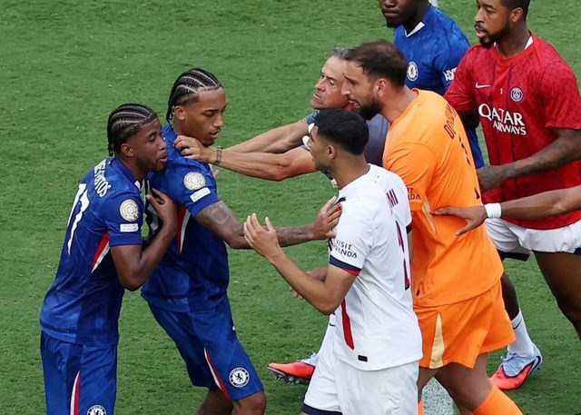 Một cuộc ẩu đả lớn có sự tham gia của HLV Luis Enrique đã nổ ra sau khi hết giờ. (Nguồn: Reuters)